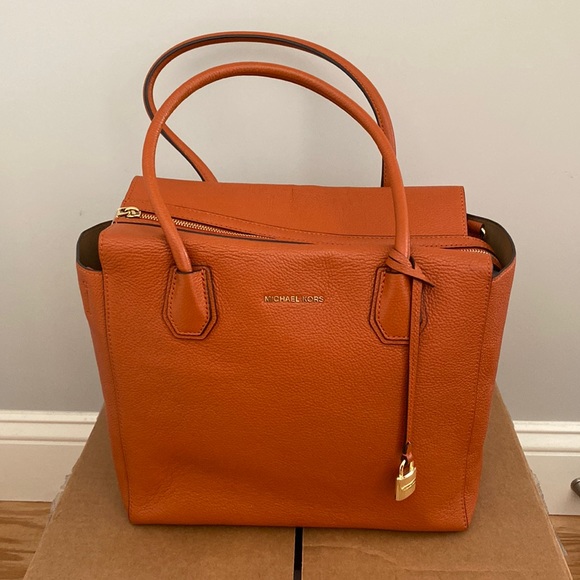 Used-No tag No Box-Michael Kors handbag
Very good condition
Orange, Leather - Picture 3 of 11